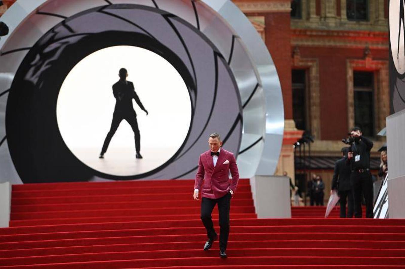 El Royal Albert Hall desplegó su alfombra roja y todo su esplendor para albergar uno de los estrenos más esperados de la temporada: 'No time to die'. Se trata de la puesta de largo de la nueva entrega de las aventuras de James Bond, una película que se ha retrasado más de lo esperado debido a la pandemia pero ha celebrado su premier a nivel mundial en Londres.