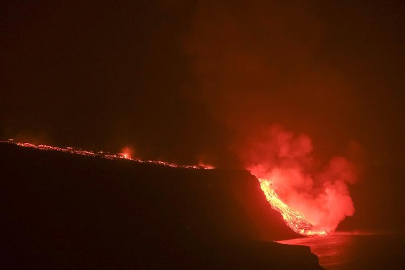 La llegada de la lava del volcán al océano se produjo diez días después de la erupción del volcán. 