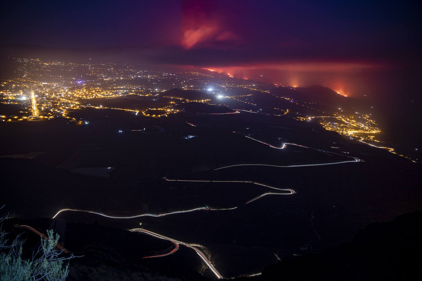 La lava del volcán de Cumbre Vieja en La Palma arrasa con todo a su paso, ya ha destruido un millar de edificaciones y amenaza con otro tanto. La erupción ha cambiado la fisionomía de La Palma, ha ganado al mar 17,2 hectáreas y eleva 3 grados la temperatura del mar. 