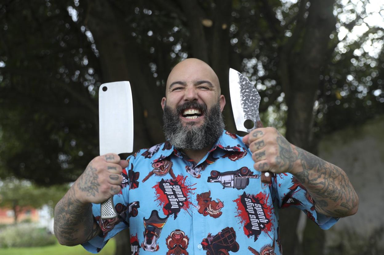 El cocinero David Montes, 'armado' para degustar carne. 