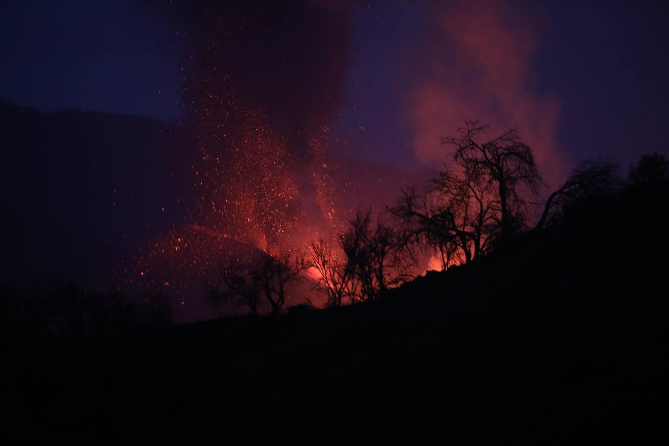 La lava del volcán de Cumbre Vieja en La Palma arrasa con todo a su paso, ya ha destruido un millar de edificaciones y amenaza con otro tanto. La erupción ha cambiado la fisionomía de La Palma, ha ganado al mar 17,2 hectáreas y eleva 3 grados la temperatura del mar. 