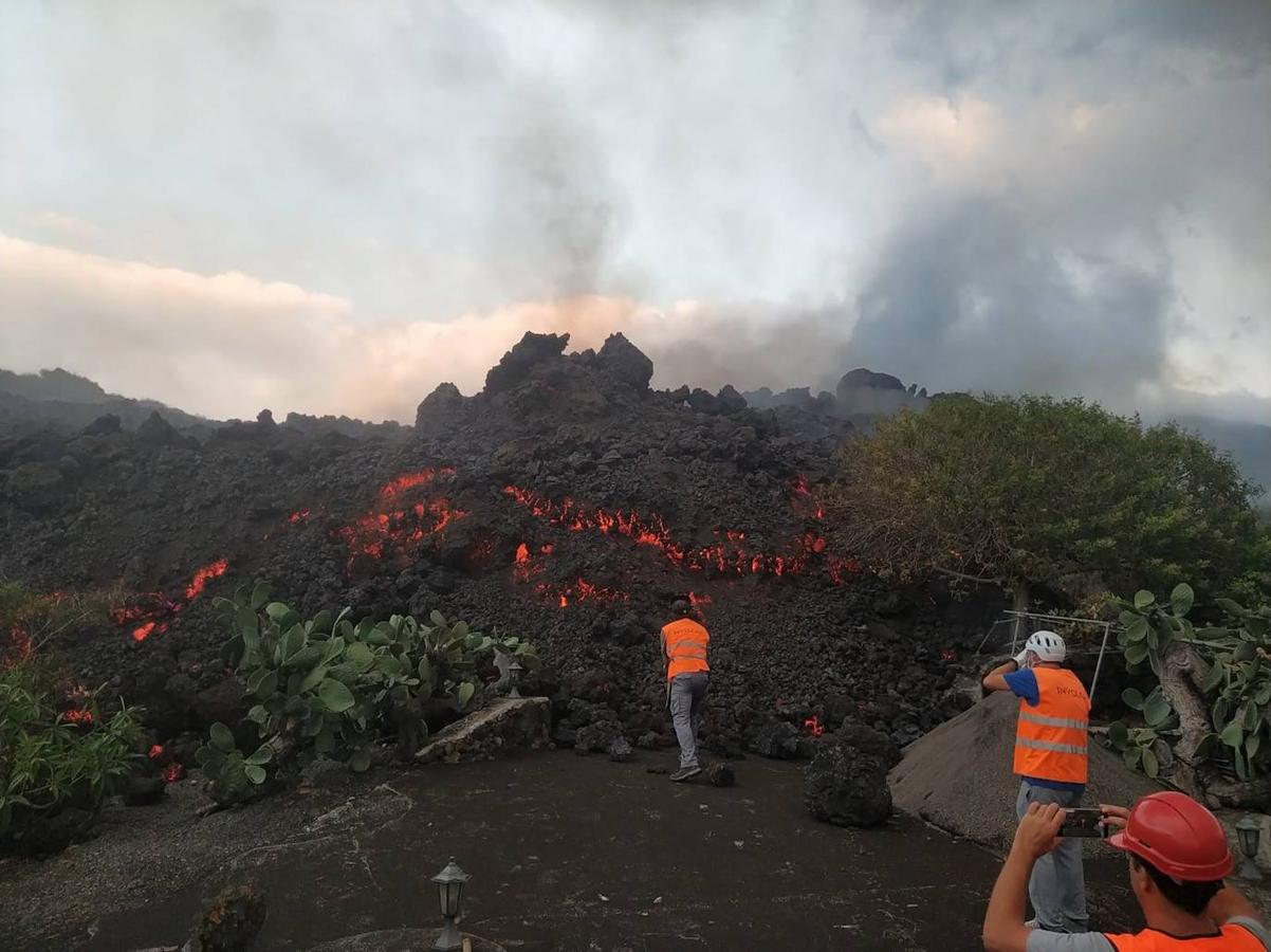 La lava del volcán de Cumbre Vieja en La Palma arrasa con todo a su paso, ya ha destruido un millar de edificaciones y amenaza con otro tanto. La erupción ha cambiado la fisionomía de La Palma, ha ganado al mar 17,2 hectáreas y eleva 3 grados la temperatura del mar. 