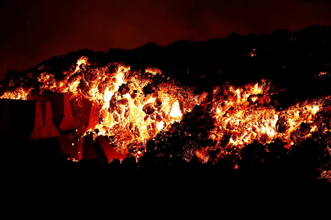 La lava del volcán de Cumbre Vieja en La Palma arrasa con todo a su paso, ya ha destruido un millar de edificaciones y amenaza con otro tanto. La erupción ha cambiado la fisionomía de La Palma, ha ganado al mar 17,2 hectáreas y eleva 3 grados la temperatura del mar. 