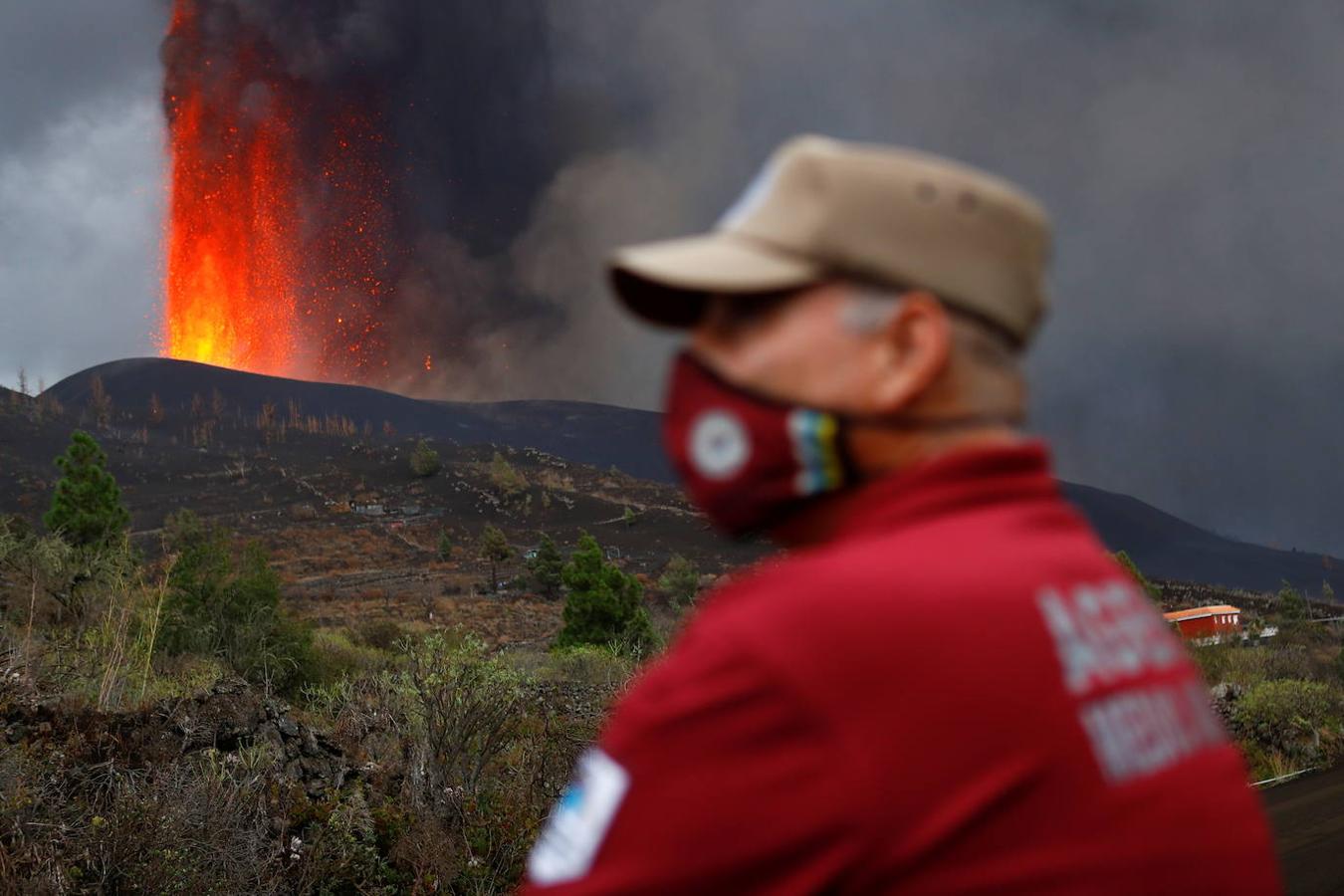 La lava del volcán de Cumbre Vieja en La Palma arrasa con todo a su paso, ya ha destruido un millar de edificaciones y amenaza con otro tanto. La erupción ha cambiado la fisionomía de La Palma, ha ganado al mar 17,2 hectáreas y eleva 3 grados la temperatura del mar. 