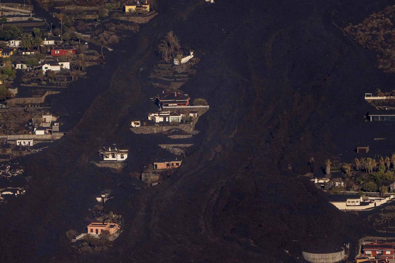 La lava del volcán de Cumbre Vieja en La Palma arrasa con todo a su paso, ya ha destruido un millar de edificaciones y amenaza con otro tanto. La erupción ha cambiado la fisionomía de La Palma, ha ganado al mar 17,2 hectáreas y eleva 3 grados la temperatura del mar. 