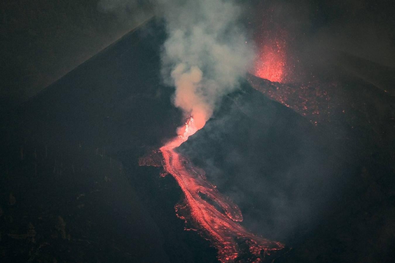 La lava del volcán de Cumbre Vieja en La Palma arrasa con todo a su paso, ya ha destruido un millar de edificaciones y amenaza con otro tanto. La erupción ha cambiado la fisionomía de La Palma, ha ganado al mar 17,2 hectáreas y eleva 3 grados la temperatura del mar. 