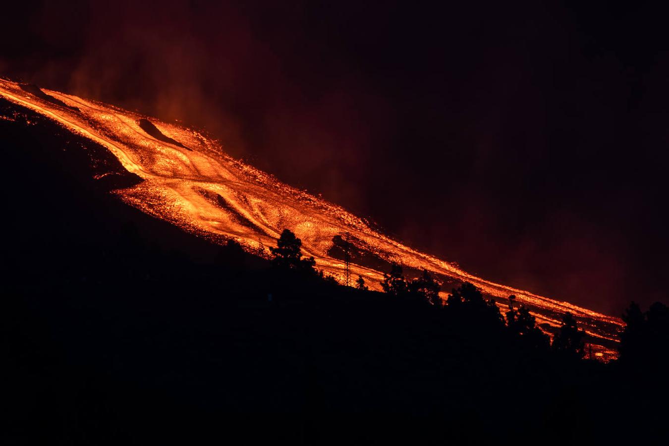 La lava del volcán de Cumbre Vieja en La Palma arrasa con todo a su paso, ya ha destruido un millar de edificaciones y amenaza con otro tanto. La erupción ha cambiado la fisionomía de La Palma, ha ganado al mar 17,2 hectáreas y eleva 3 grados la temperatura del mar. 