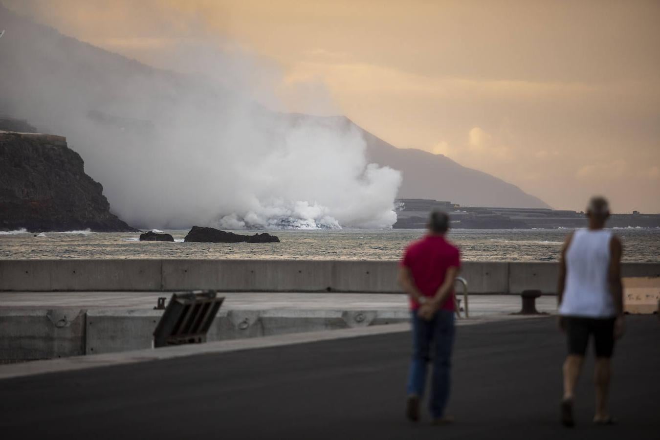 La lava del volcán de Cumbre Vieja en La Palma arrasa con todo a su paso, ya ha destruido un millar de edificaciones y amenaza con otro tanto. La erupción ha cambiado la fisionomía de La Palma, ha ganado al mar 17,2 hectáreas y eleva 3 grados la temperatura del mar. 