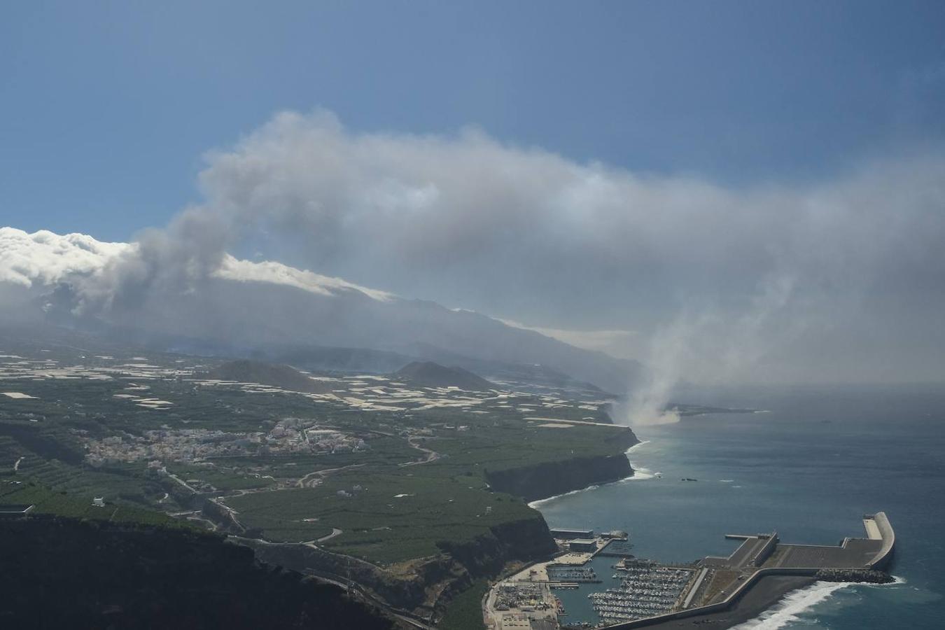 La lava del volcán de Cumbre Vieja en La Palma arrasa con todo a su paso, ya ha destruido un millar de edificaciones y amenaza con otro tanto. La erupción ha cambiado la fisionomía de La Palma, ha ganado al mar 17,2 hectáreas y eleva 3 grados la temperatura del mar. 