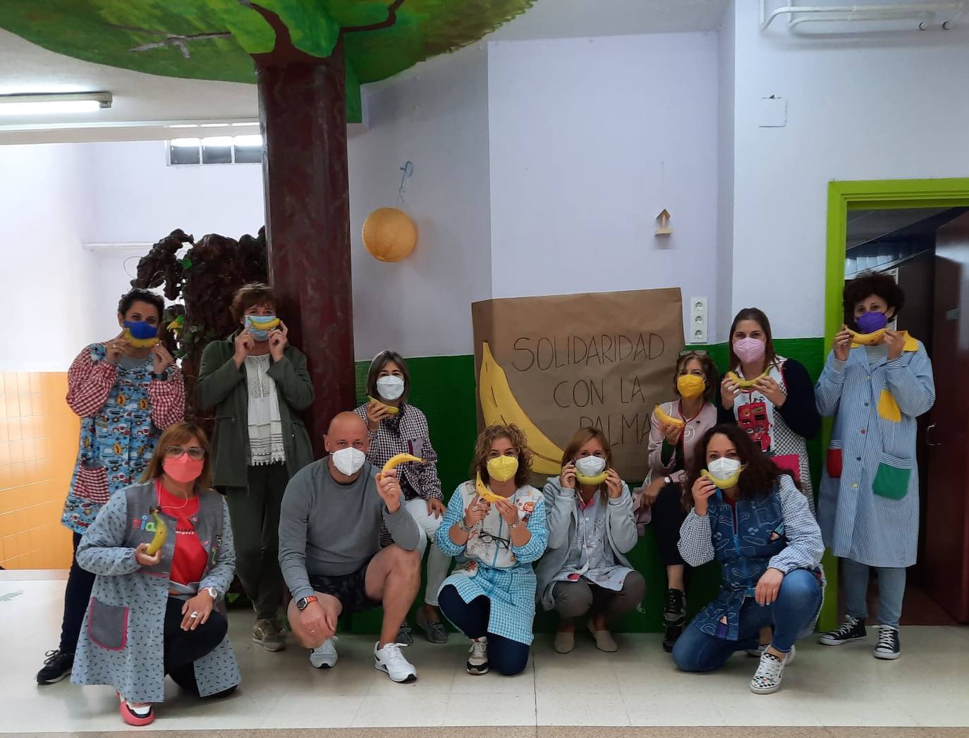 'Un plátano por La Palma'. Es el nombre de la iniciativa solidaria que ha puesto en marcha la Ampa del Colegio Público Cabueñes y a la que se están sumando otros muchos centros de la ciudad. Los niños han llevado al recreo un plátano canario para comérselo todos juntos en apoyo a los agricultores damnificados por la erupción del volcán en La Palma. 