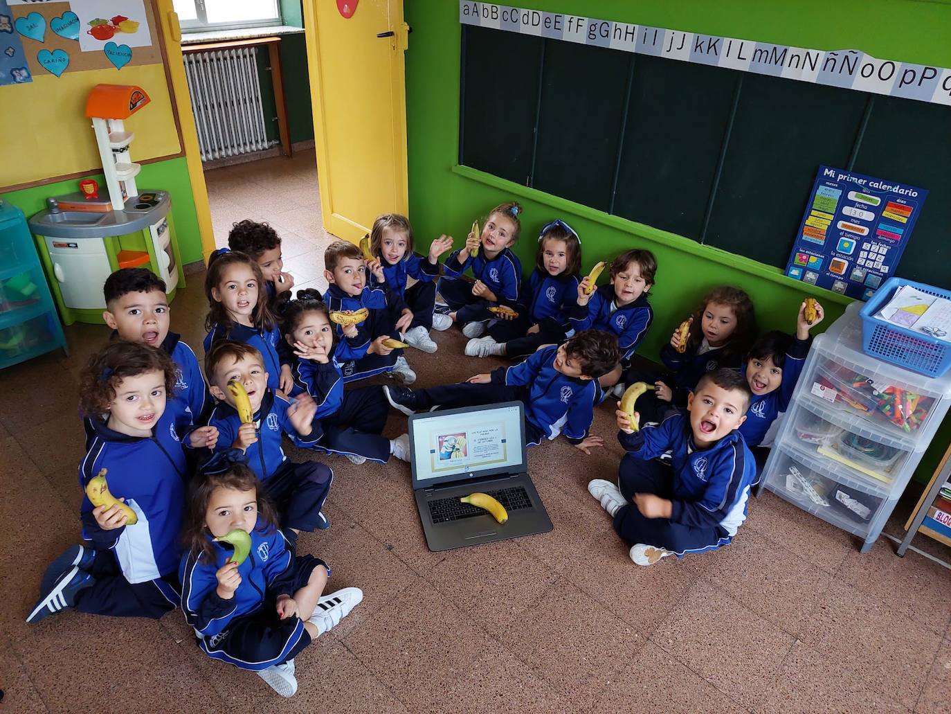 'Un plátano por La Palma'. Es el nombre de la iniciativa solidaria que ha puesto en marcha la Ampa del Colegio Público Cabueñes y a la que se están sumando otros muchos centros de la ciudad. Los niños han llevado al recreo un plátano canario para comérselo todos juntos en apoyo a los agricultores damnificados por la erupción del volcán en La Palma. 