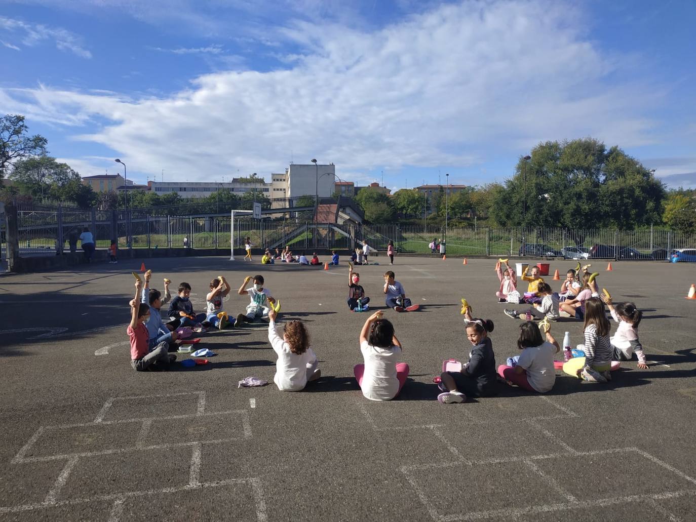 'Un plátano por La Palma'. Es el nombre de la iniciativa solidaria que ha puesto en marcha la Ampa del Colegio Público Cabueñes y a la que se están sumando otros muchos centros de la ciudad. Los niños han llevado al recreo un plátano canario para comérselo todos juntos en apoyo a los agricultores damnificados por la erupción del volcán en La Palma. 