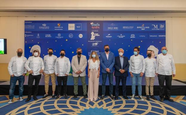 Los chefs malagueños junto a la organización, autoridades y la dirección del Hotel Los Monteros 