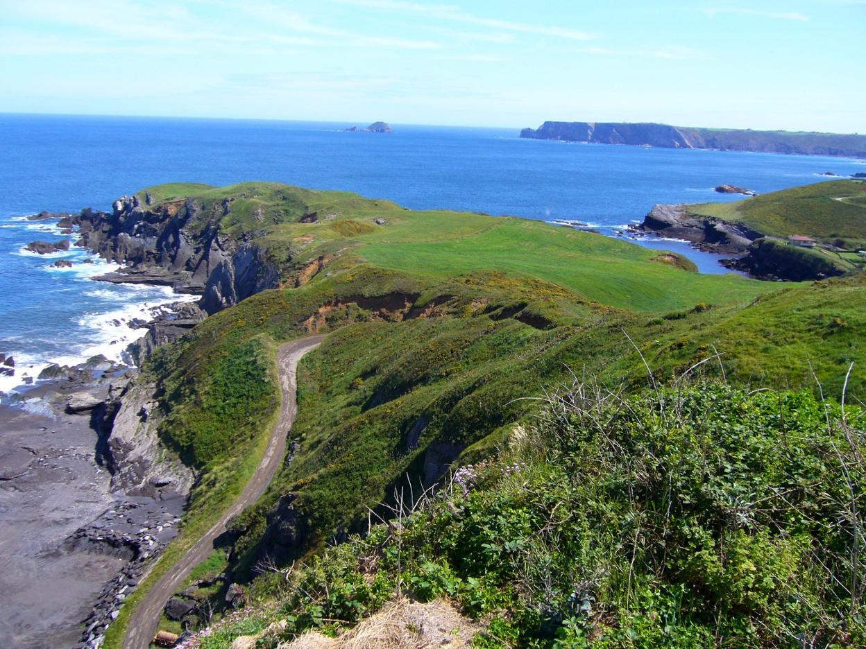 Vista de los restos del yacimiento del castro costero El Castiellu de Podes. 