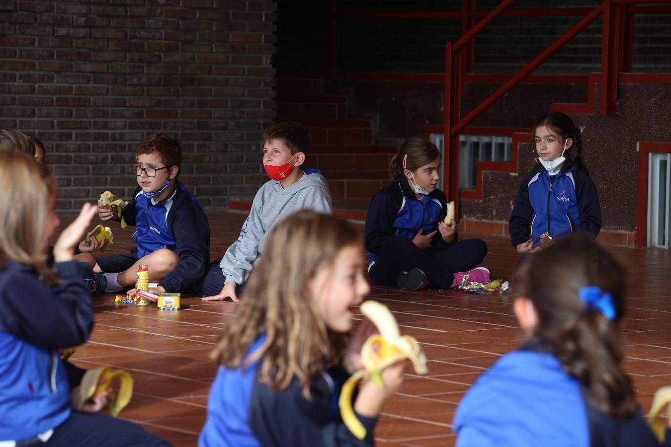 'Un plátano por La Palma'. Es el nombre de la iniciativa solidaria que ha puesto en marcha la Ampa del Colegio Público Cabueñes y a la que se están sumando otros muchos centros de la ciudad. Los niños han llevado al recreo un plátano canario para comérselo todos juntos en apoyo a los agricultores damnificados por la erupción del volcán en La Palma. 