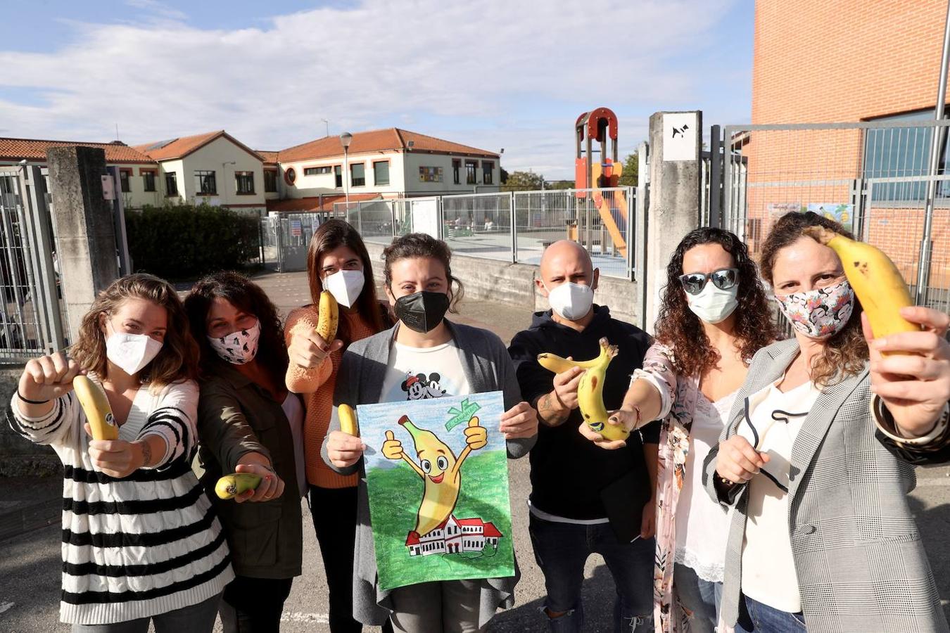 'Un plátano por La Palma'. Es el nombre de la iniciativa solidaria que ha puesto en marcha la Ampa del Colegio Público Cabueñes y a la que se están sumando otros muchos centros de la ciudad. Los niños han llevado al recreo un plátano canario para comérselo todos juntos en apoyo a los agricultores damnificados por la erupción del volcán en La Palma. 