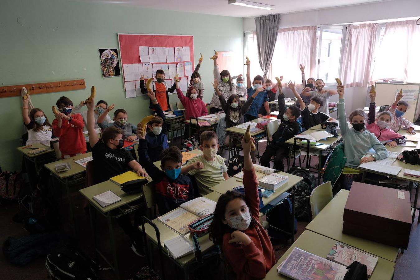 'Un plátano por La Palma'. Es el nombre de la iniciativa solidaria que ha puesto en marcha la Ampa del Colegio Público Cabueñes y a la que se están sumando otros muchos centros de la ciudad. Los niños han llevado al recreo un plátano canario para comérselo todos juntos en apoyo a los agricultores damnificados por la erupción del volcán en La Palma. 