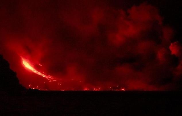 El flujo de lava producido por el volcán Cumbre Vieja cae al Océano Atlántico en la playa de Los Girres en Tazacorte.