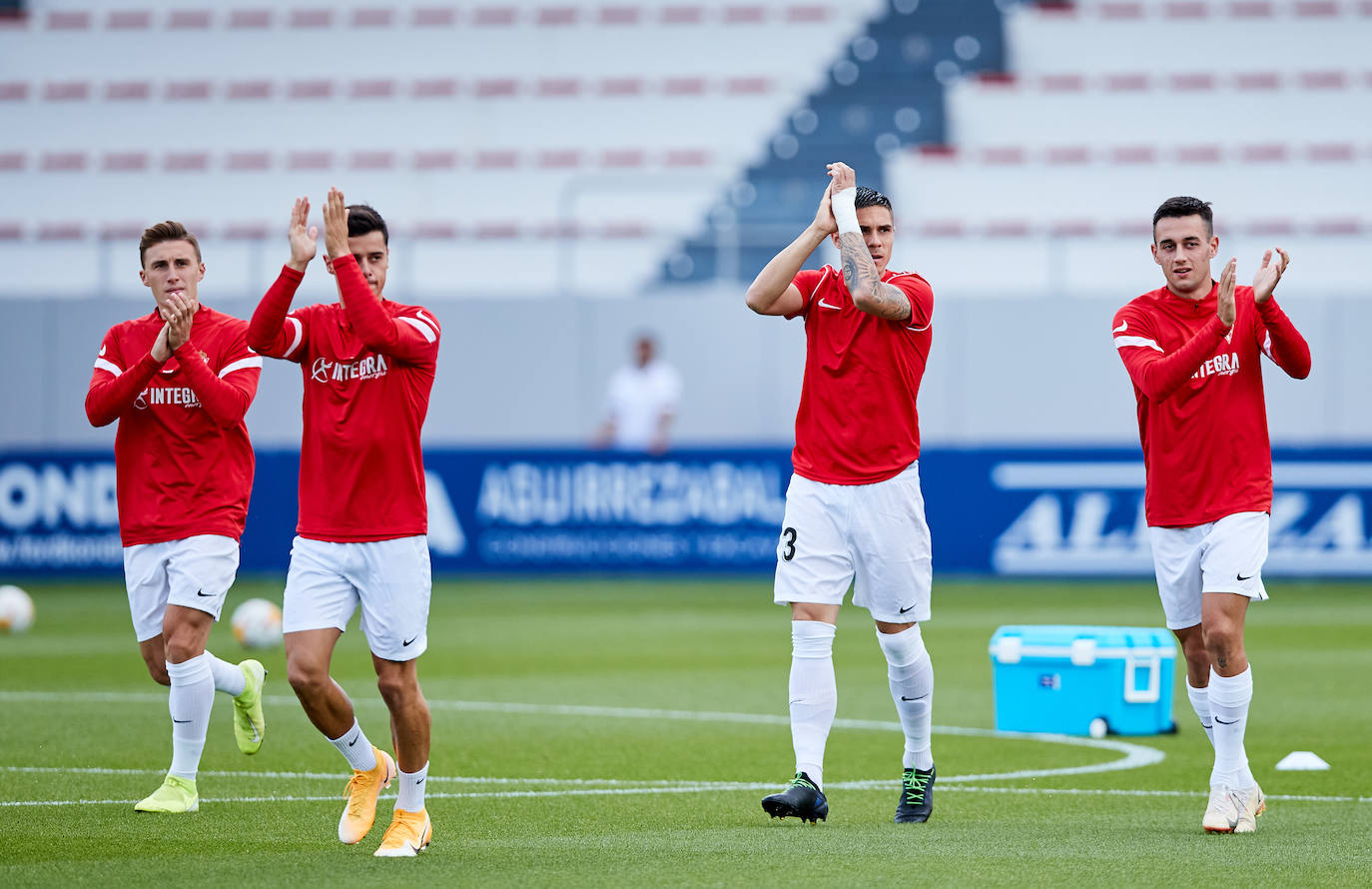 Estas son las mejores imágenes del partido disputado entre el Amorebieta y el Sporting. Los rojiblancos consiguieron empatar a 1 en un mal partido que, sin embargo, les permite mantener el liderato.