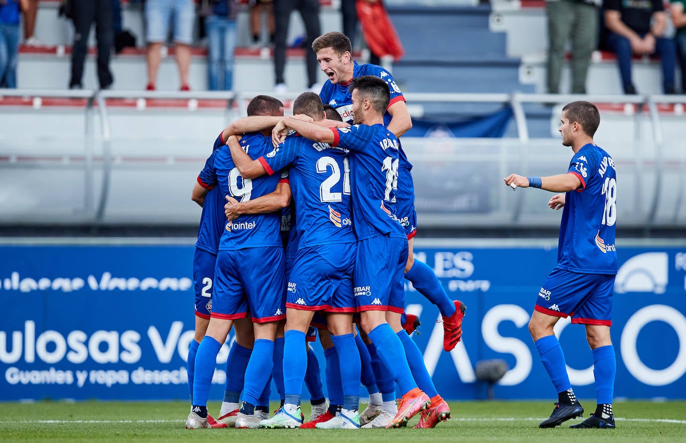 Estas son las mejores imágenes del partido disputado entre el Amorebieta y el Sporting. Los rojiblancos consiguieron empatar a 1 en un mal partido que, sin embargo, les permite mantener el liderato.