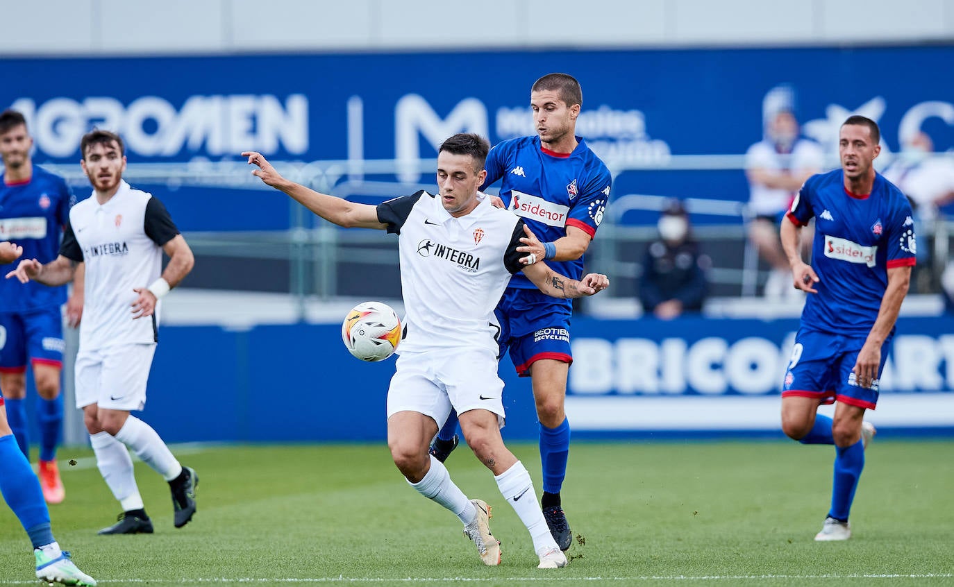 Estas son las mejores imágenes del partido disputado entre el Amorebieta y el Sporting. Los rojiblancos consiguieron empatar a 1 en un mal partido que, sin embargo, les permite mantener el liderato.