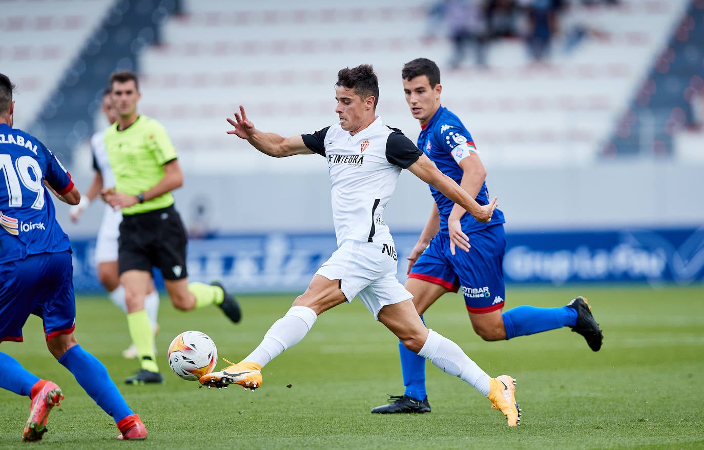 Estas son las mejores imágenes del partido disputado entre el Amorebieta y el Sporting. Los rojiblancos consiguieron empatar a 1 en un mal partido que, sin embargo, les permite mantener el liderato.