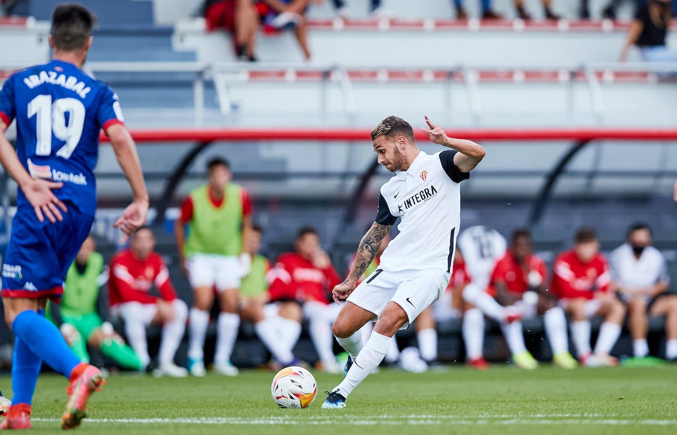 Estas son las mejores imágenes del partido disputado entre el Amorebieta y el Sporting. Los rojiblancos consiguieron empatar a 1 en un mal partido que, sin embargo, les permite mantener el liderato.