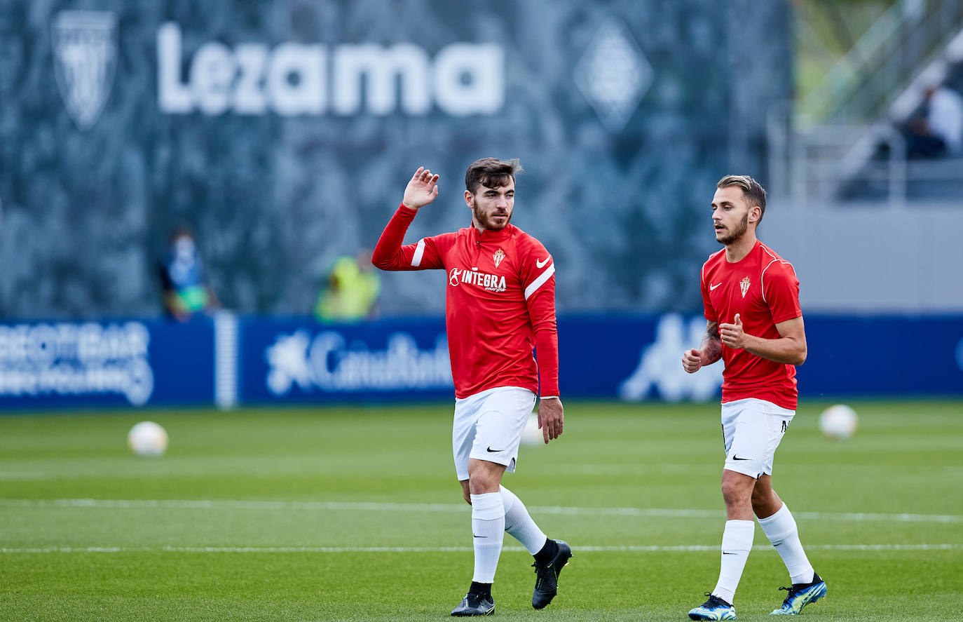 Estas son las mejores imágenes del partido disputado entre el Amorebieta y el Sporting. Los rojiblancos consiguieron empatar a 1 en un mal partido que, sin embargo, les permite mantener el liderato.