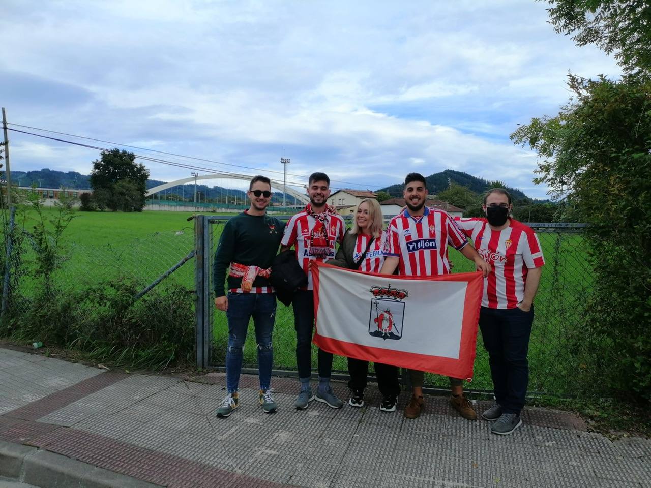 Imagen principal - Amorebieta-Sporting: El sportinguismo se despliega por Lezama