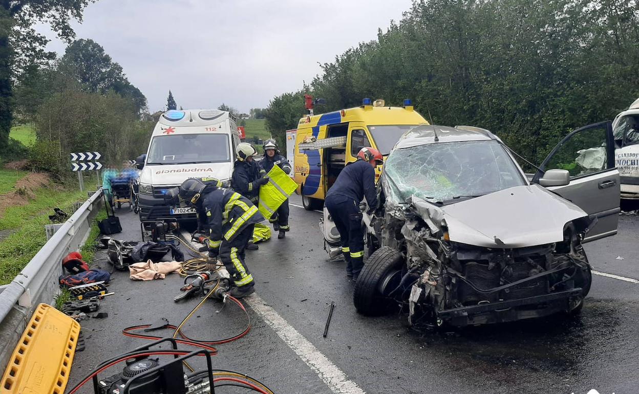 Efectivos de Bomberos del SEPA excarcelaron a uno de los heridos del vehículo implicado en el accidente.