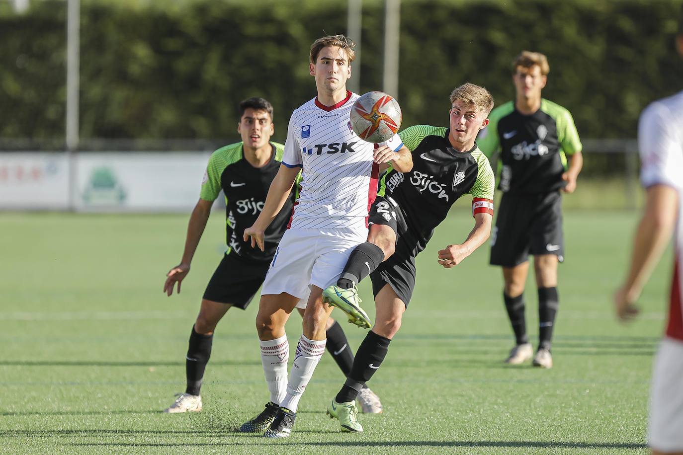 Fotos: La muralla del Roces detiene al Sporting B