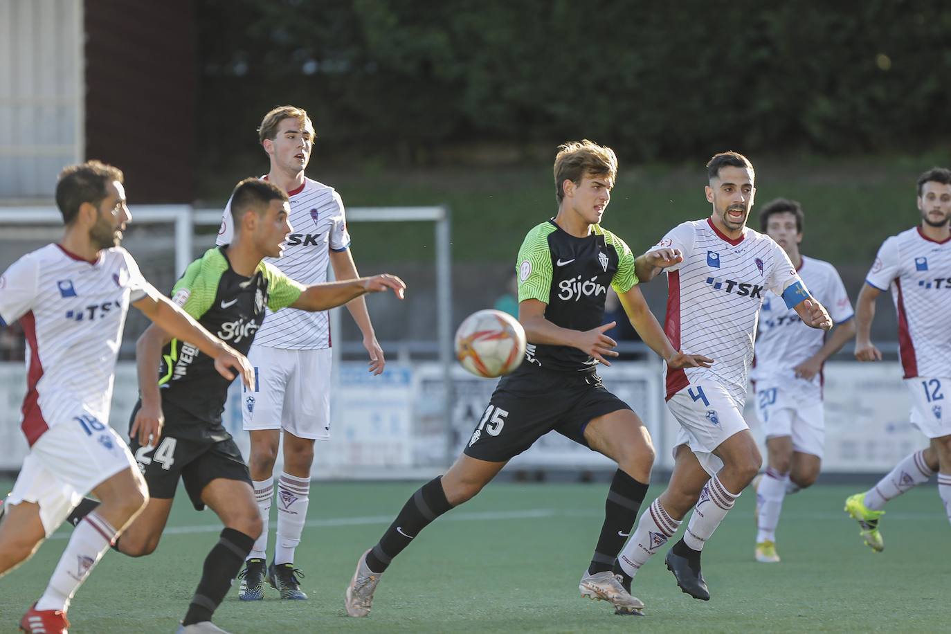 Fotos: La muralla del Roces detiene al Sporting B