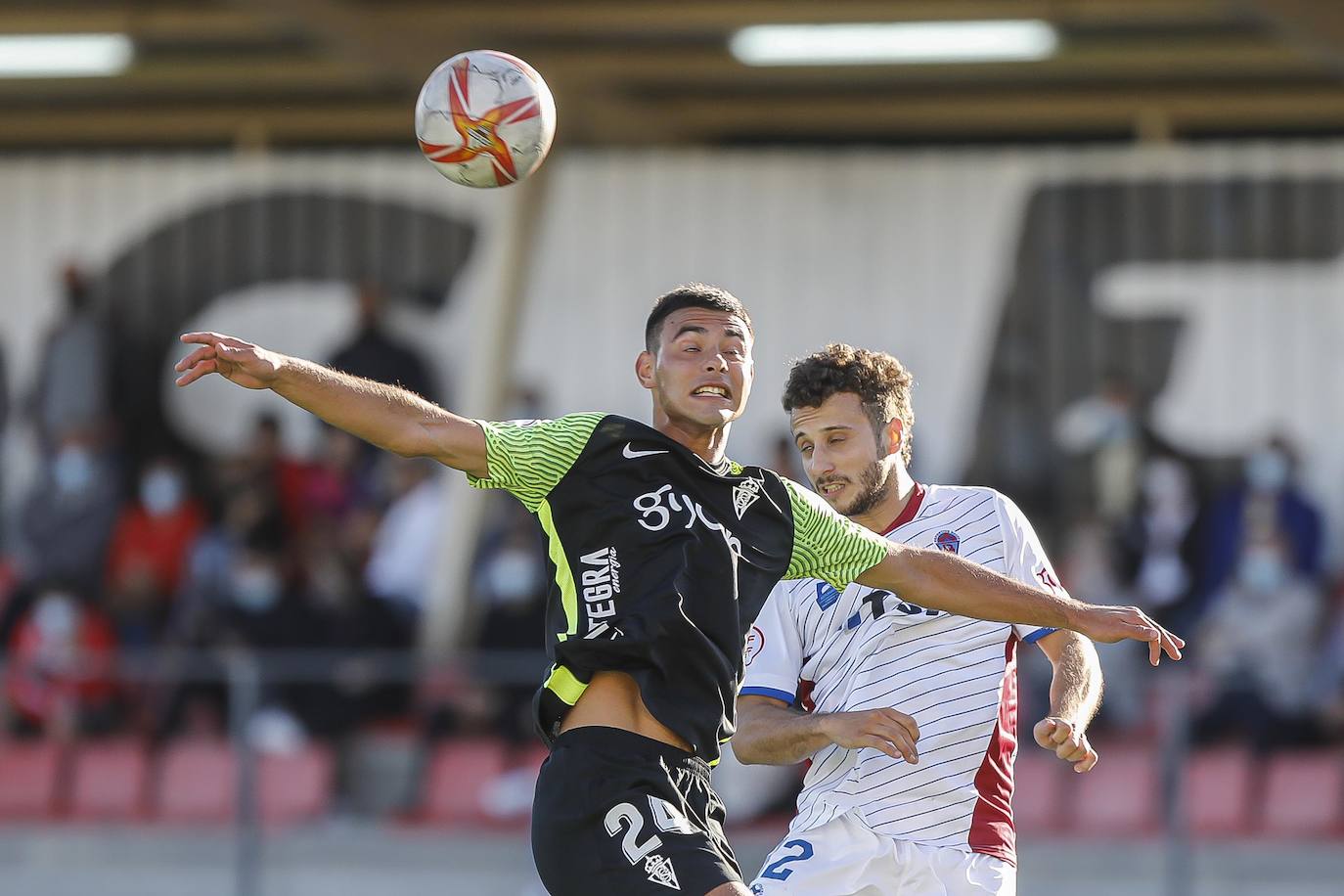 Fotos: La muralla del Roces detiene al Sporting B