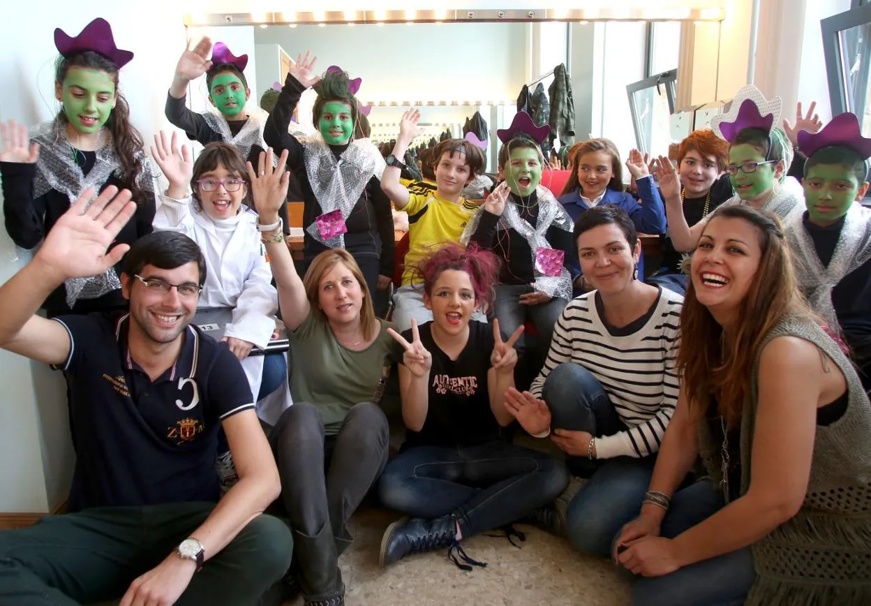 Los participantes de una actividad de teatro en asturiano en el colegio Versalles, de Avilés. 
