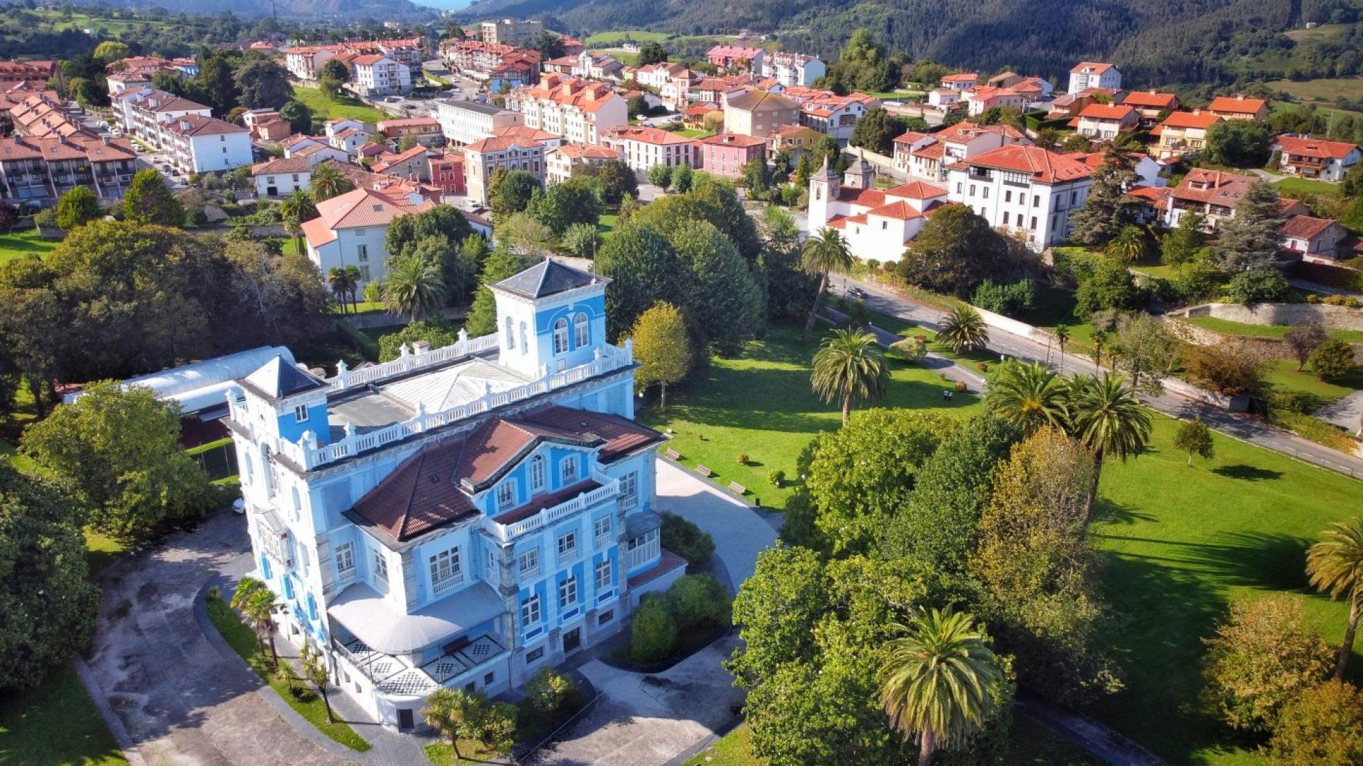 Colombres, capital de Ribadedeva, con el Archivo de Indianos en primer término.