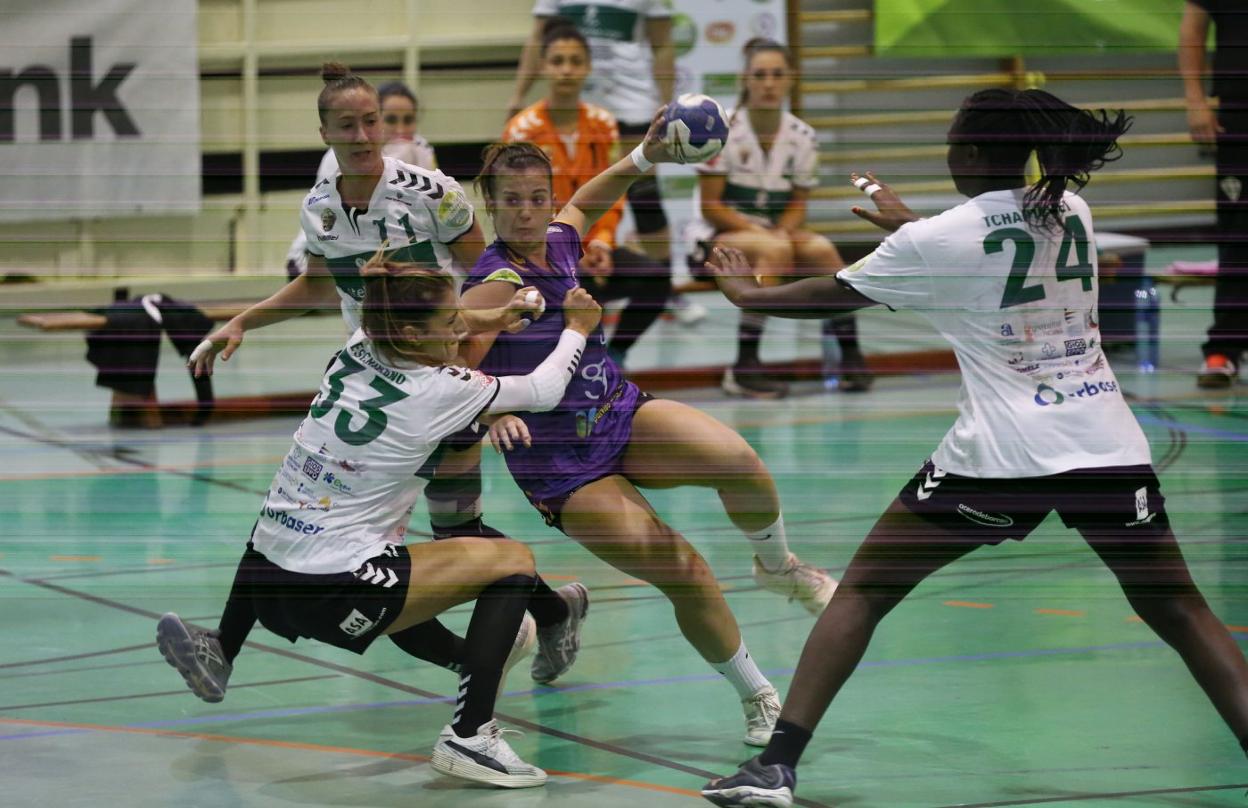 La local Lorena Zarco intenta un lanzamiento entre Beatriz Escribano, Lisa e Ivet Musons. 