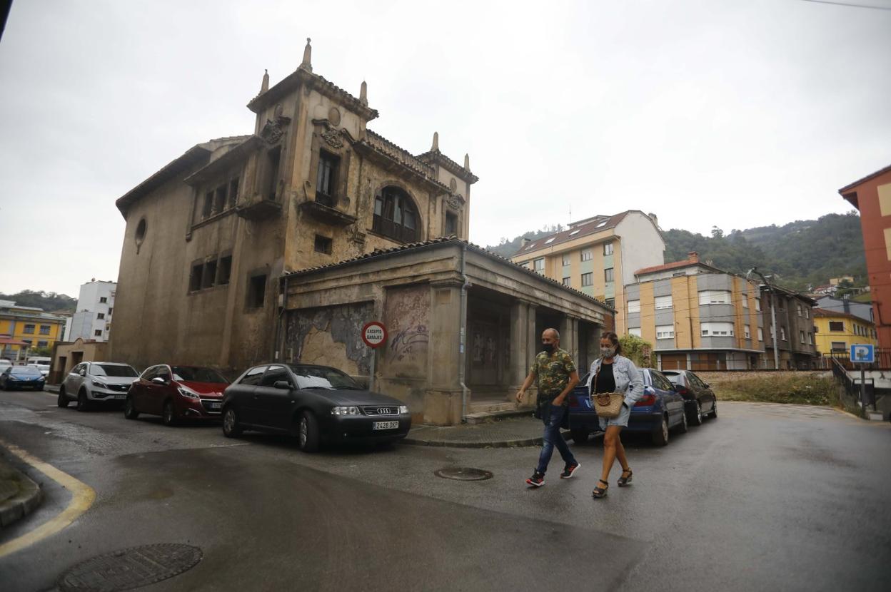 San Martín del Rey Aurelio. El teatro Virginia, en Sotrondio, espera desde 2010 reconversión en un moderno centro de salud, aunque aún no hay fecha confirmada para el inicio de los trabajos. 