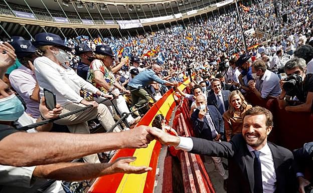 Casado saluda a los asistentes a la plaza de toros de Valencia. 