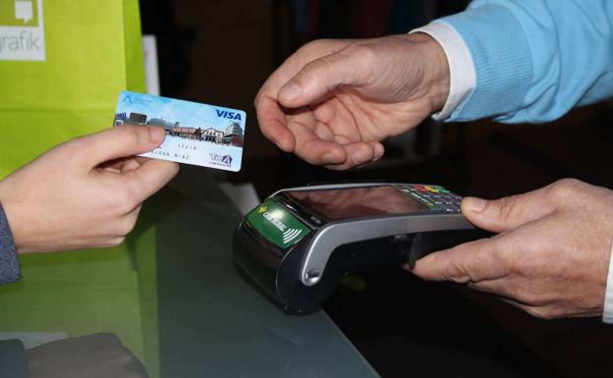 Un cliente paga con tarjeta en un establecimiento. 