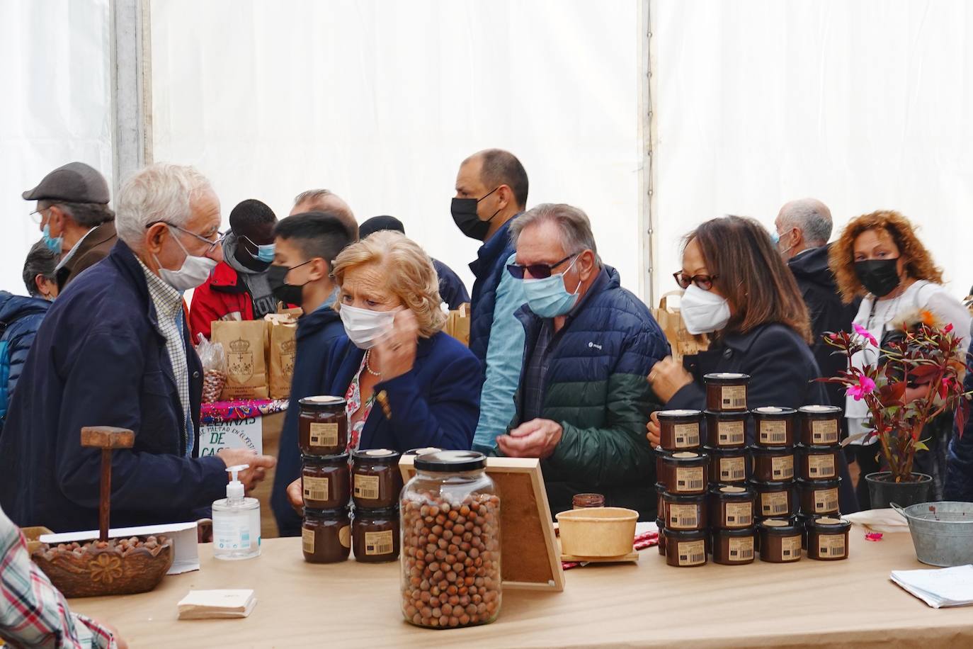 65 puestos de toda Asturias se han dado cita en Piloña para una nueva edición del Festival de la Avellena. Se han vendido más de tres toneladas del fruto.