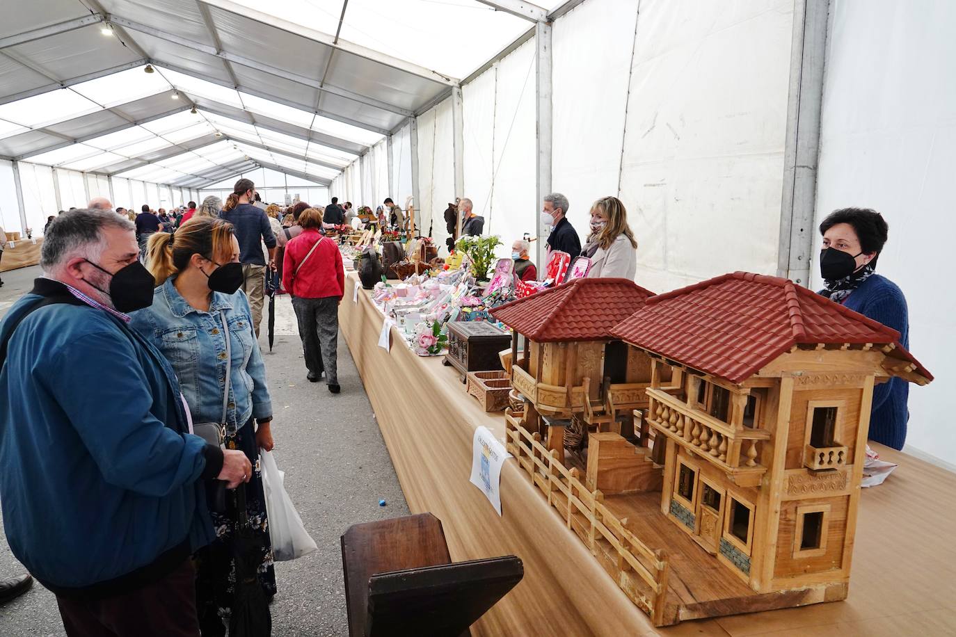 65 puestos de toda Asturias se han dado cita en Piloña para una nueva edición del Festival de la Avellena. Se han vendido más de tres toneladas del fruto.