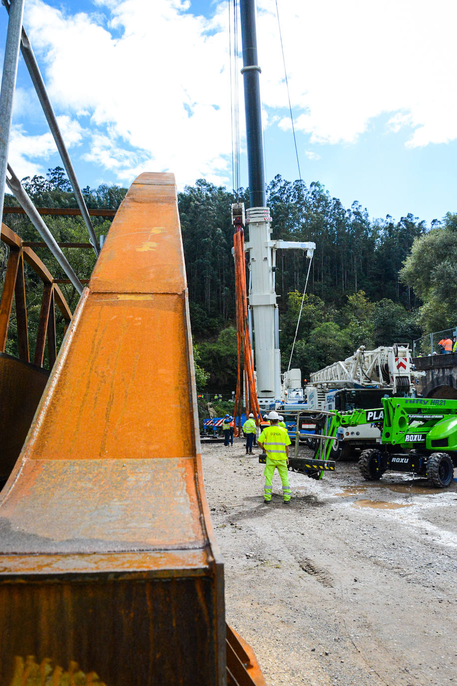 Fotos: Así fue la instalación del puente de Quinzanas