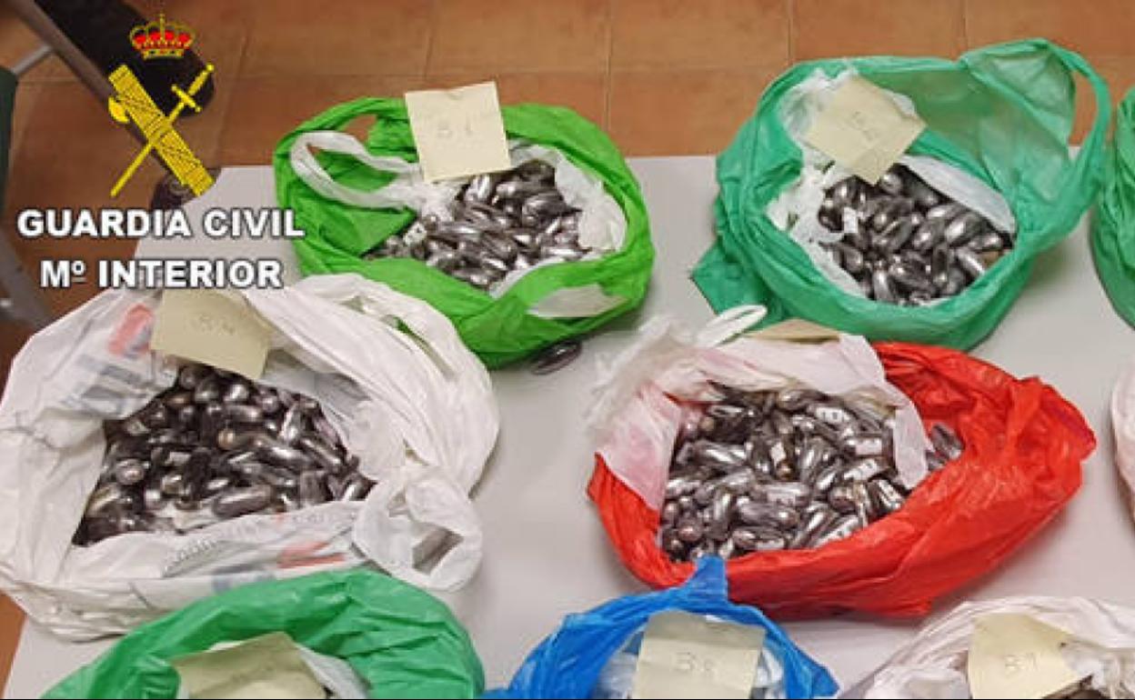 La Guardia Civil ha detenido a un hombre de 25 años por un delito de tráfico de drogas mientras conducía por la autovía A-4 (Madrid-Córdoba).