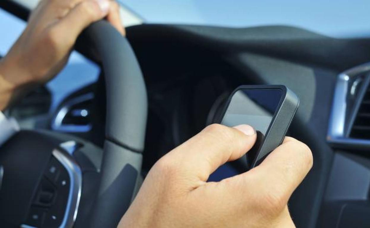 Las distracciones al volante más comunes en los asturianos tienen que ver con el uso del móvil.