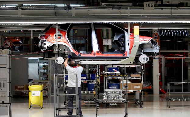 Empleado en la fábrica de Seat en Martorell 