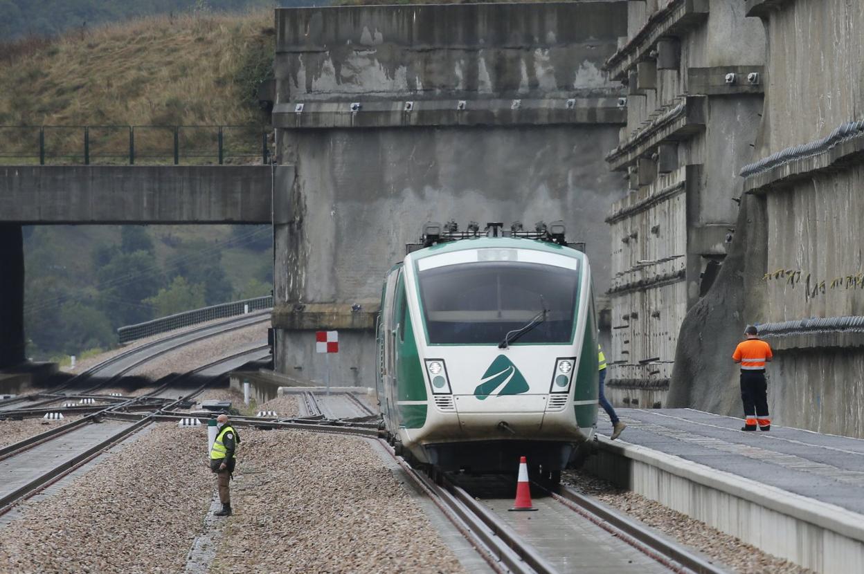 El tren de pruebas, en el lado asturiano de la variante. 