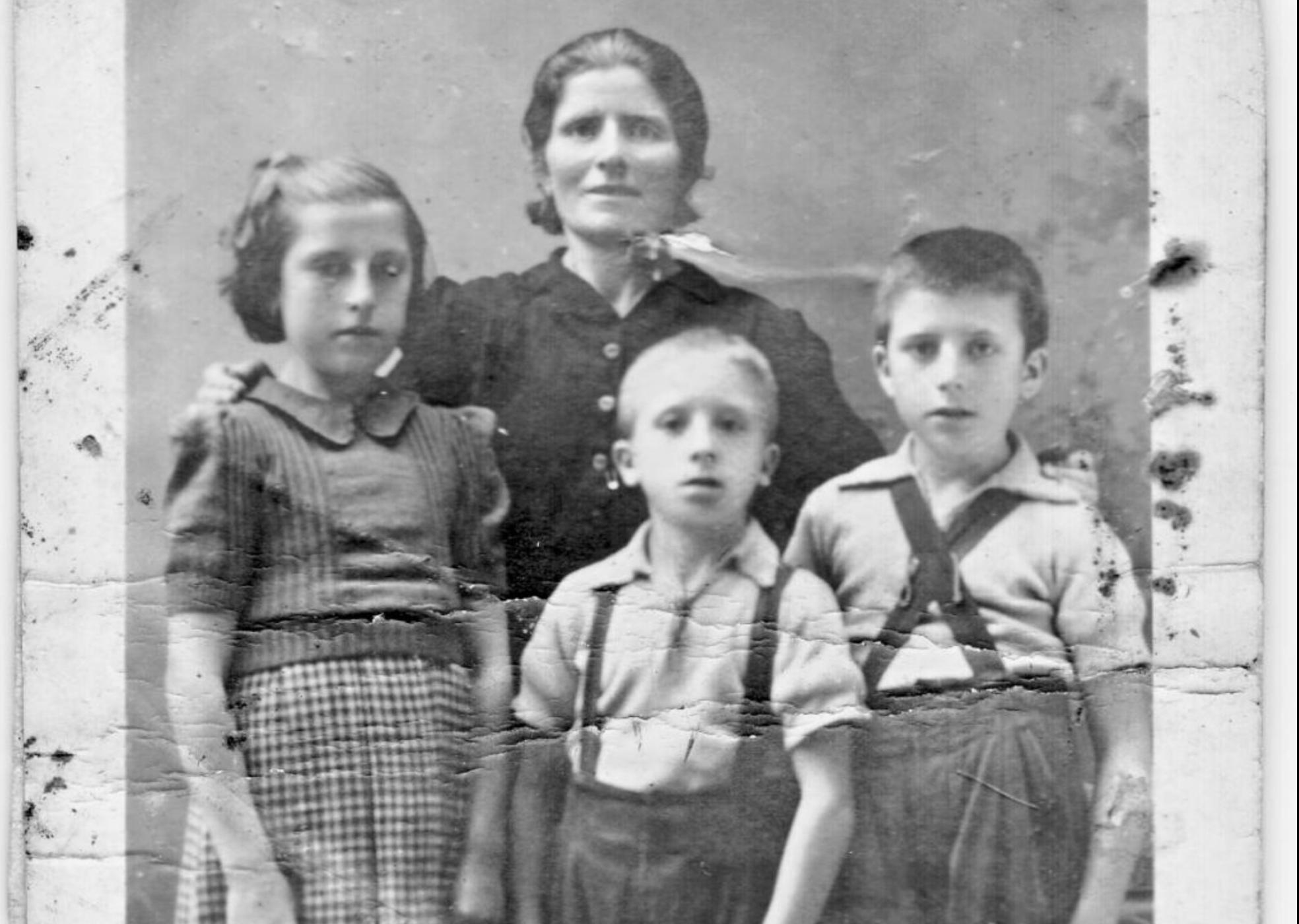 Joaquina Fernández con sus hijos: Mino, Maruja y Benjamín. 