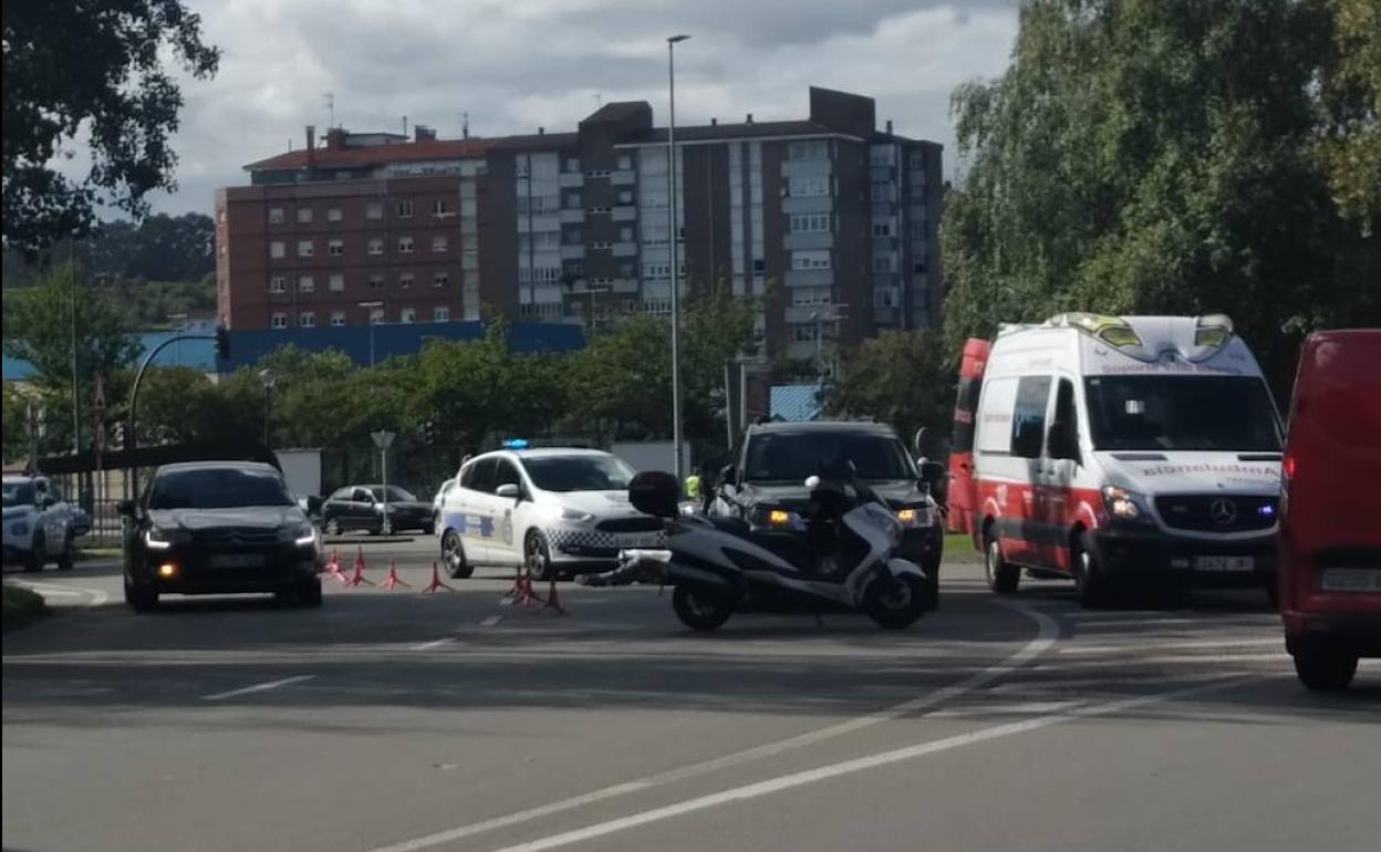 El motorista es atendido sobre la calzada en la rotonda de Los Canapés. 