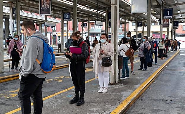 Largas colas de viajeros en la cuarta jornada de huelga de ALSA