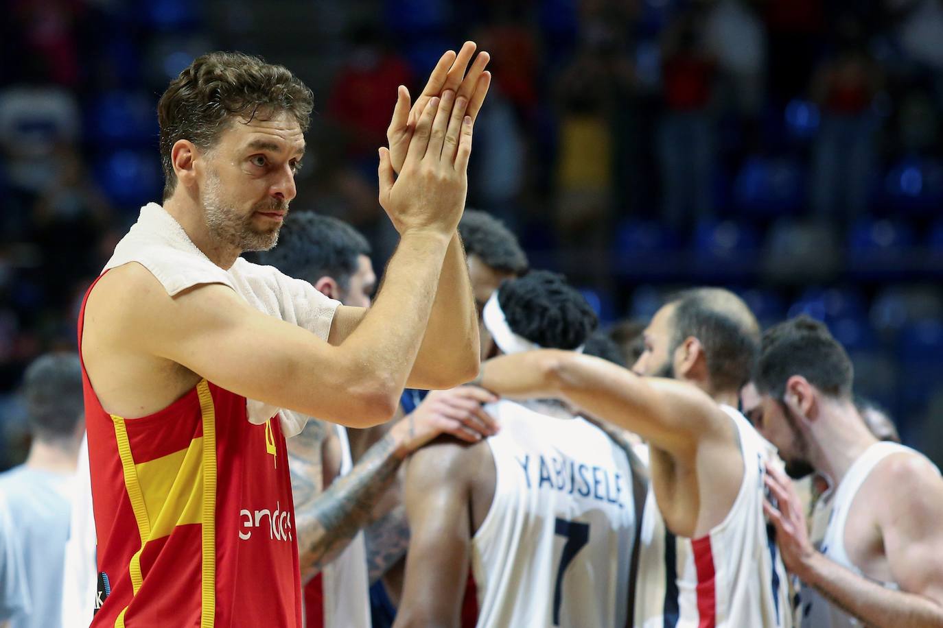 Pau Gasol, el mejor jugador de baloncesto español, se retira tras una carrera llena de éxitos en la que destacan dos títulos de la NBA y once medallas con la selección, entre ellas, dos platas olímpicas. Entre otros galardones y reconocimientos que también ostenta, destaca el Premio Princesa de Asturias de los Deportes que le fue concedido en el año 2015 junto a su hermano, el también jugador de baloncesto Marc Gasol.